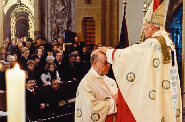 Vor 25 Jahren spendete Erzbischof Dr. Johannes Joachim Degenhardt seinem späteren Nachfolger Hans-Josef Becker im Paderborner Dom die Bischofsweihe.