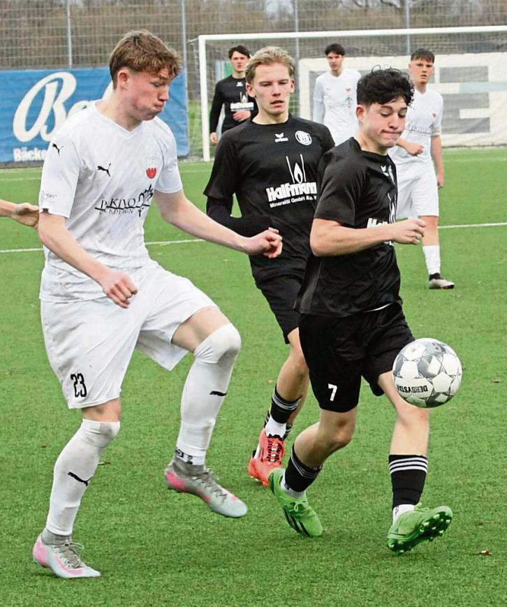 Auf einem Abstiegsplatz wollen die A-Junioren des TuS Lipperode (Weiß) nicht überwintern. Voraussetzung dafür ist unter anderem ein Auswärtssieg beim VfL Theesen. Foto: Hans Dannhausen