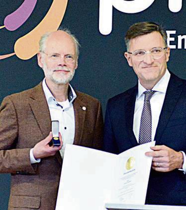 Andreas Neukirch (l.) erhielt aus den Händen von Peter Götz die Goldene Ehrennades des Genossenschaftsverbandes. Foto: Dohmann