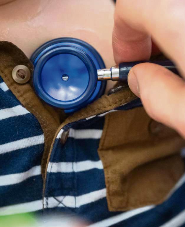 Ist ein Kind erkrankt, dann sollten die Eltern beziehungsweise Erziehungsberechtigten stets besonders verantwortungsvoll beim Umgang mit Arzneimitteln sein. Foto: Gollnow (dpa)