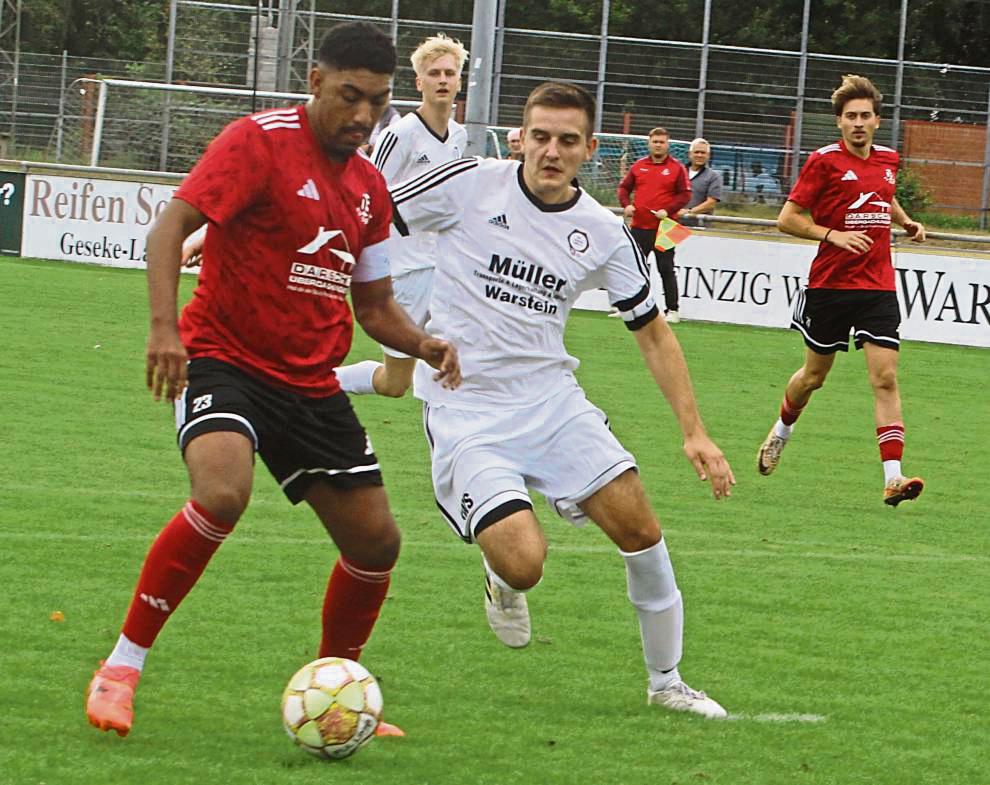 Beim hochverdienten 5:0-Sieg des SV 03 Geseke (rote Trikots) gegen die SG Suttrop/Kallenhardt steuerte Maurice Osartin Ehikhuemelo (links) gleich drei Treffer bei. Foto: Brand