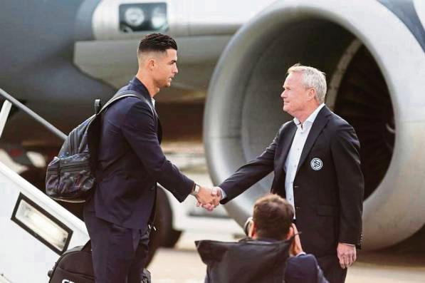 Bei der Ankunft der portugiesischen Nationalelf traf Manfred Schnieders (r.) aus Salzkotten-Verne auch Megastar Cristiano Ronaldo. Foto: FLVW