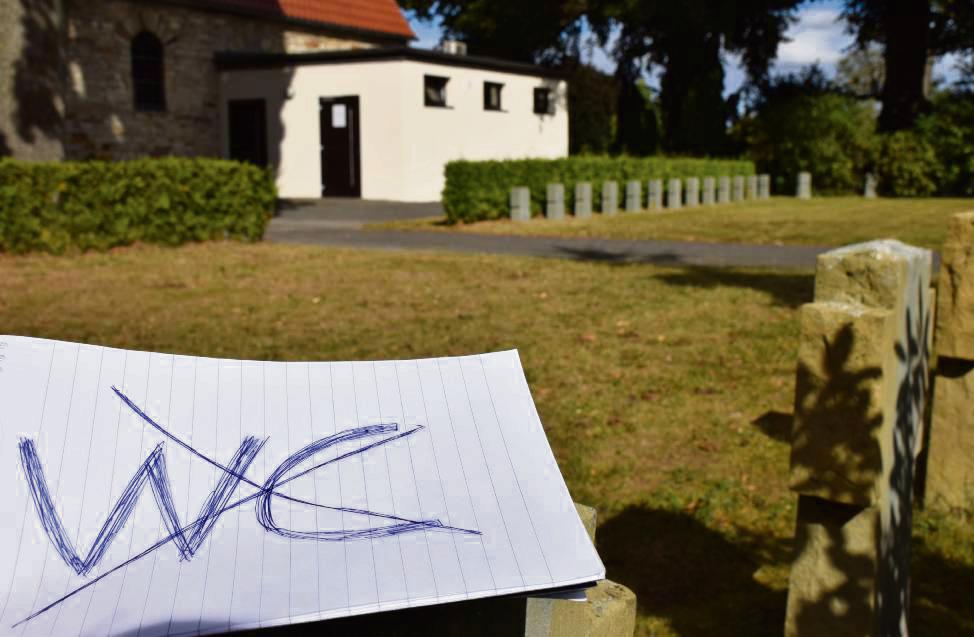 Das WC auf dem Geseker Friedhof (im Hintergrund) ist gesperrt worden – wegen wiederholtem Vandalismus, erklärt die Stadt. Foto: Kossack