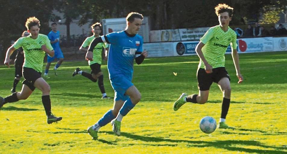 Mit einer Topleistung gegen den Bezirksligisten TuS Lipperode stürmten die Cappeler (helle Trikots) ins Kreispokalfinale der C-Junioren. Dreifacher Torschütze beim Cappeler 4:2-Erfolg war Nick Moomgaarden. Foto: Hans Dannhausen