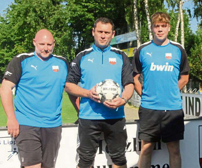 Wollen den Matchball Richtung Landesliga verwandeln (v.l.): Lipperodes A-Jugendtrainer Jens Junker, Co-Trainer Alexander Knorr und Kapitän Mika Hönemann. Foto: Dannhausen