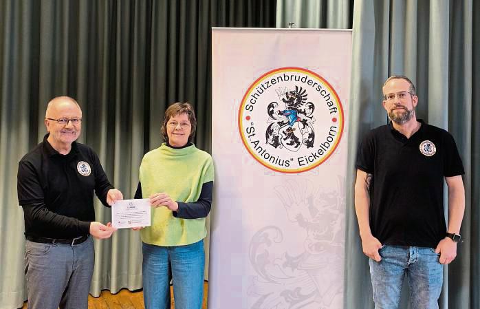 Birgit Blanke vom Leader-Büro Lippe-Möhnesee überreichte die Projektplakette an Oberst Ulrich Köster und Oberstleutnant Franz Biermann (r.).