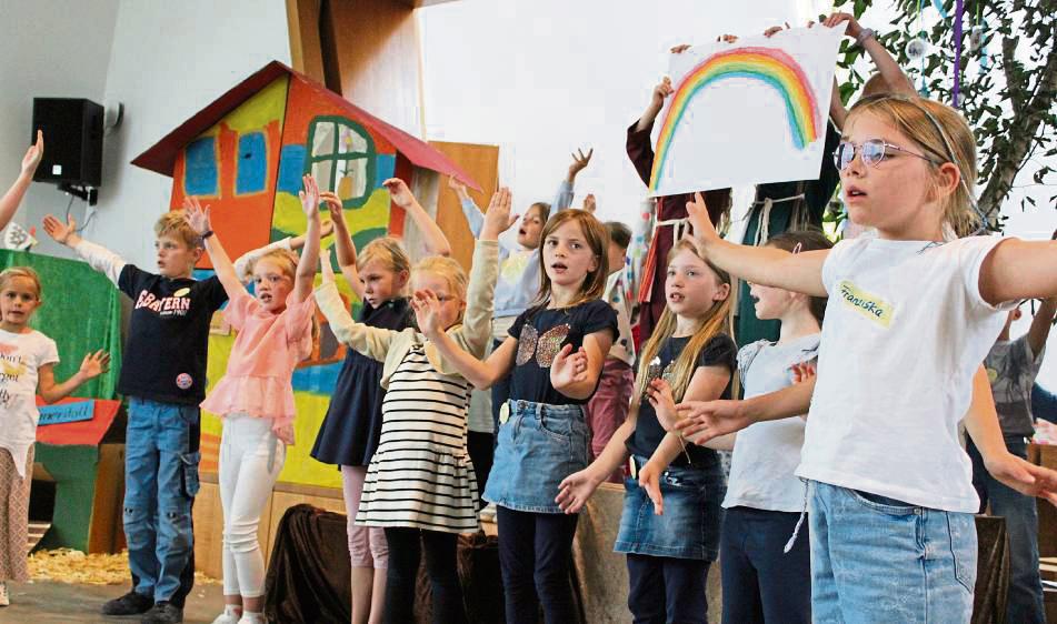 In dem biblischen Musical haben die Kinder mal gemeinsam gesungen, mal gab es Solo-Auftritte. Die Musik wurde immer live dazu gespielt. Foto: Mintert