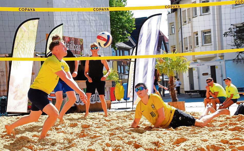 Pritschen, Baggern und Schmettern: 55 Tonnen Sand reichten auch für einen Beachvolleyball-Wettbewerb. Sieben Teams nahmen teil. Foto: Georg Giannakis