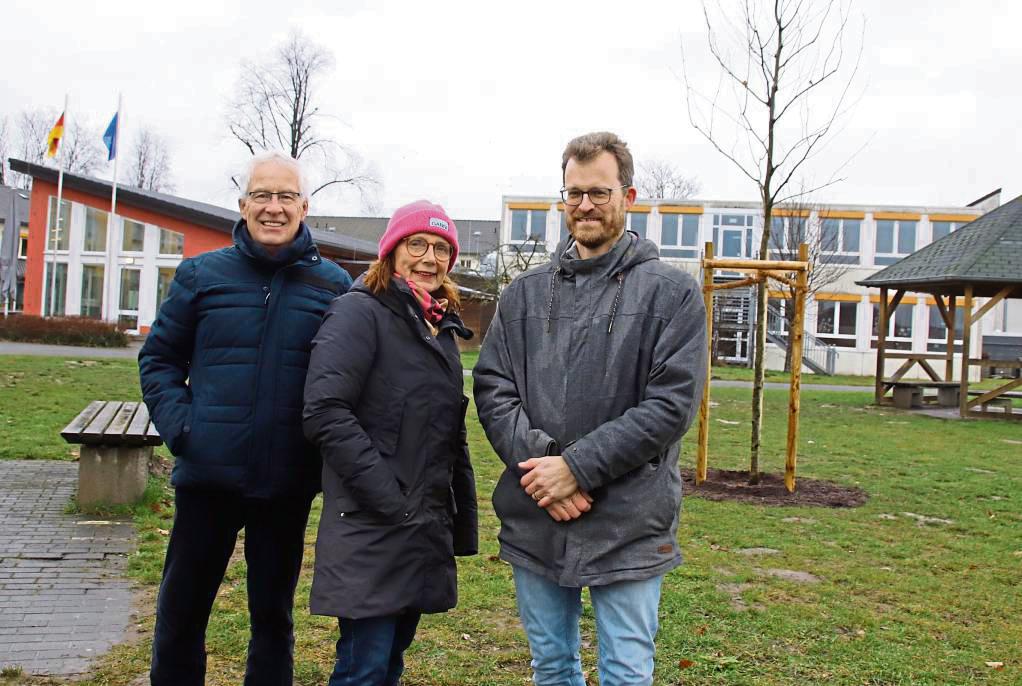 Mehr Bäume und Grün braucht die Stadt: Werner Lödige, Roswitha Lauber und Jan Wollesen (v.l.) vom Verein Lippstädter Grün freuen sich über jeden neu gepflanzten Baum – wie hier auf dem Gelände des Evangelischen Gymnasiums in Lippstadt. Foto: Meschede