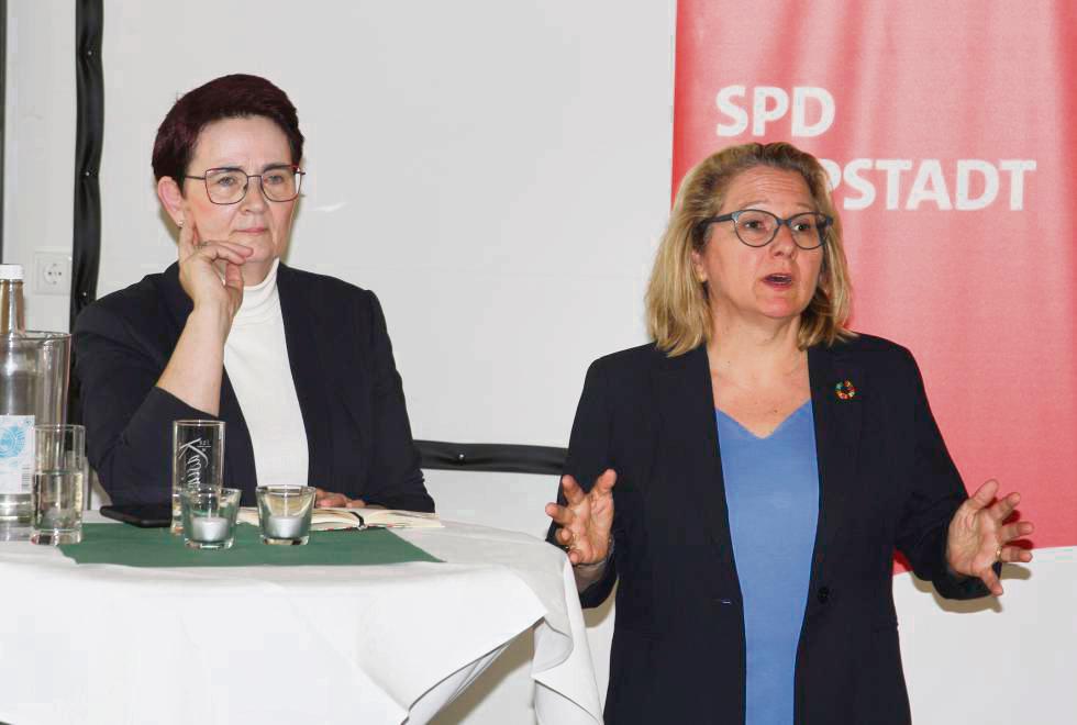 Informierten zum Kaffee: Die Europaabgeordnete Birgit Sippel (l.) und Svenja Schulze, Bundesministerin für Entwicklung und wirtschaftliche Zusammenarbeit. Foto: Schwade