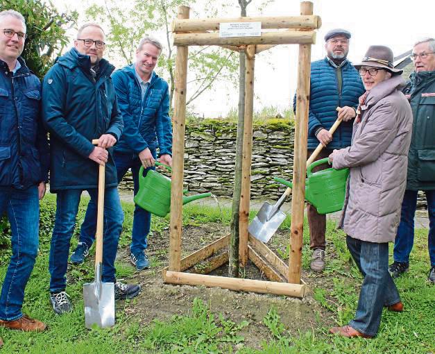 Fleißig Angießen war beim Tag des Baumes in Altengeseke angesagt. Foto: Meschede