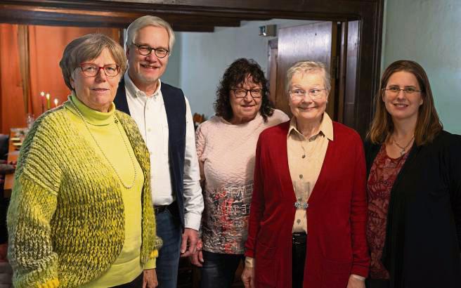 Vorsitzender Frank Biege (2.v.l) ehrte (v.l.) Monika Hoppe, Birgit Buxelbröer, Edeltraut Rabuske und Jessica Altmann.