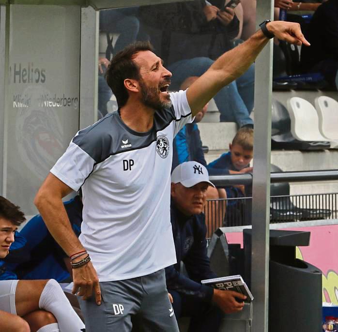 Trainer Dimitrios Pappas will mit der SSVg Velbert den Hinspielsieg gegen den SV Lippstadt wiederholen und damit die Auswärtsmisere beenden. Foto: Lütkehaus