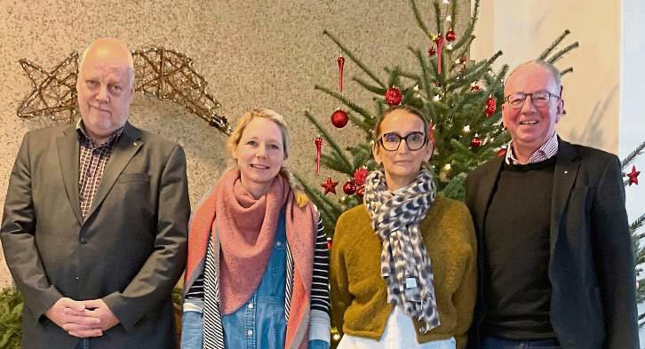 Bei der Übergabe freuten sich Peter Graewe-Wöstemeier (l.) und Dr. Roland Hosselmann (r., Rotary Club Erwitte-Hellweg) mit (v.l.) Carolin Bresser-Stellmacher (Förderverein Martinsschule) und Schulleiterin Birgit Motzko.