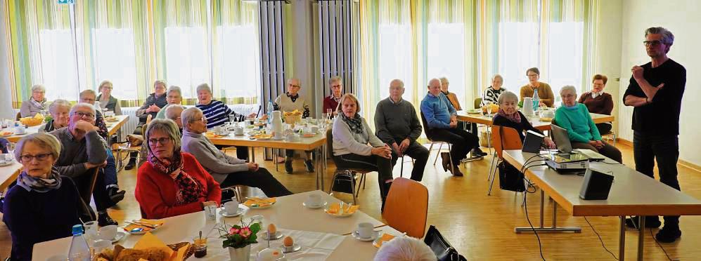 Die Eickelborner Senioren ließen sich von den Kriminalhauptkommissaren Andreas Göbel (rechts) und Karl Karnowksi (nicht im Bild) Tipps gegen miese Maschen geben. Foto: VielBerg