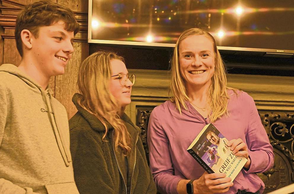 Die ehemalige Weltklasse-Judoka Luise Malzahn (r.) gab den jungen Sportlerinnen und Sportlern aus Lippstadt und Umgebung eine klare Botschaft mit auf den Weg. Foto: Julia Marx