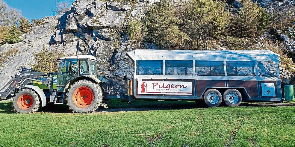 Ein Stück des Dorfrundgangs wird mit dem Planwagen gefahren.