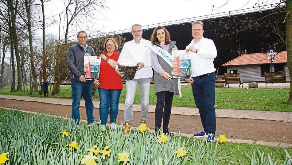 Sälzerkönigin Antje Gerling (2.v.r.) stellte gemeinsam mit dem Geschäftsführer der Heilbad Westernkotten GmbH, Mike Bernasco (r.), Ortsvorsteher Franz-Josef Schütte (l.), Michaela Mehlich (Awo, 2. v. l.) und Jürgen Kemper (Verein Saline Westernkotten, Mitte) das Siederfestprogramm vor.