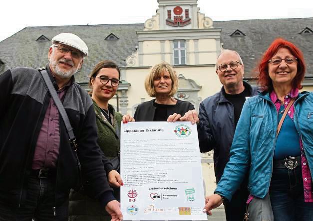Präsentierten die Lippstädter Erklärung auf dem Rathausplatz (v.l.): Winfried Bell, Katerina Cirivello, Gudrun Tack, Reinhard Venjakob und Margot Bell. Foto: Puls