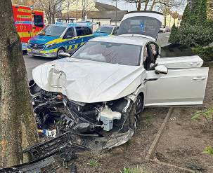 Das Auto prallte an der Beckumer Straße gegen einen Baum. Foto: Feuerwehr Lippstadt