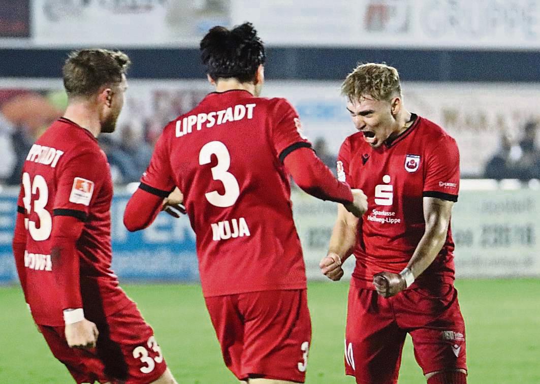 Treffer! Maximilian Franke (r.) bejubelt sein 1:0-Führungstor für den SV Lippstadt zusammen mit Gentrit Muja und Fabian Brosowski. Fotos: Frank Lütkehaus