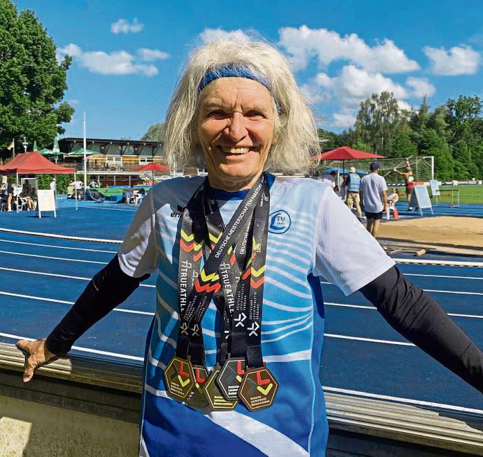 Schwer dekoriert: Angelika Albrecht vom LTV Lippstadt holte bei den deutschen Senioren-Leichtathletikmeisterschaften in Erding gleich fünf Mal Edelmetall.