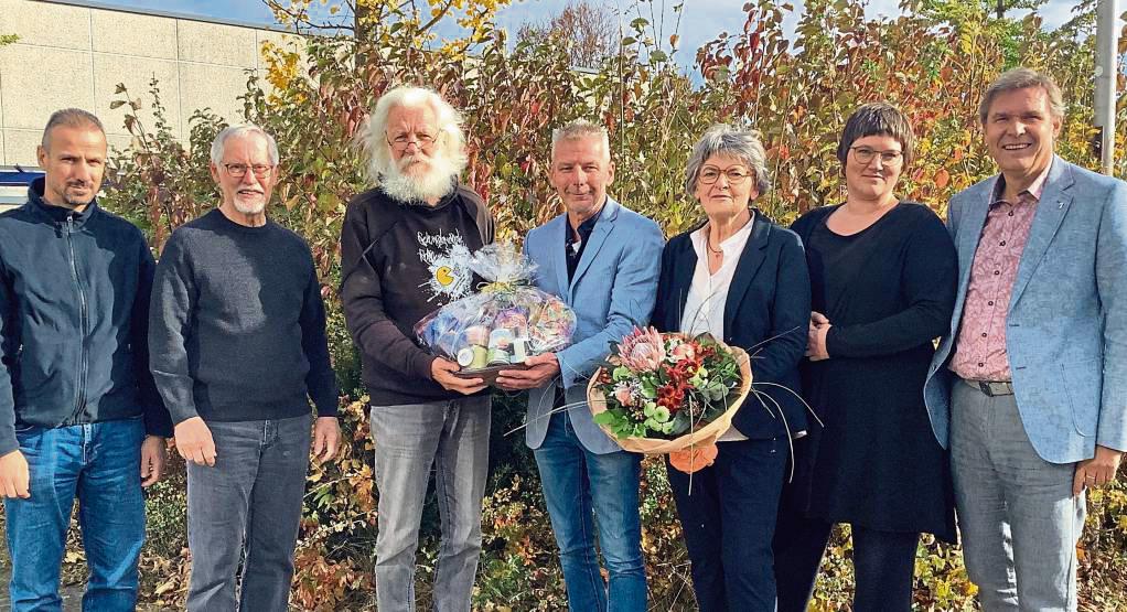 Nach zehn Jahren übergab Dr. Hans-Günther Bracht (3.v.l.) sein Amt an Rainer Schnitger (4.v.l.). Gerahmt werden sie von (v.l.) Mustafa Kaynak, Harald Jütte, Brigitte Werner, Eva Tappe und Peter Knecht.