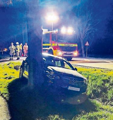 Das Auto prallte gegen einen Baum. Foto: Feuerwehr