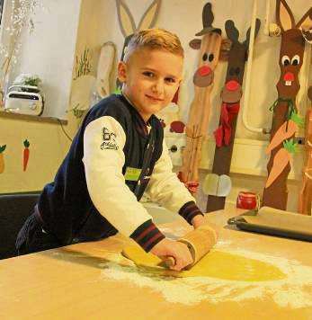 Beim Kinderferienspaß wird fleißig gebacken. Foto: Pia Mintert