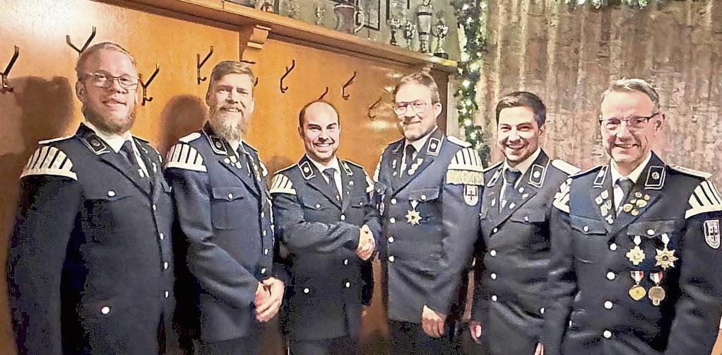 Nach 18 Jahren als Vorsitzender des Tambourkorps Rüthen übergibt Benedikt Becker (3.v.r.) sein Amt an René Dünschede weiter.