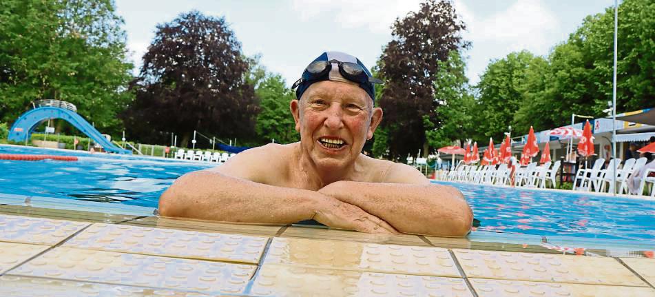 Am Donnerstagmorgen zog nur eine Handvoll Schwimmer ihre Bahnen – unter ihnen der Erwitter Josef Sottmann. Das Team ist aber für den großen Ansturm bereit. Foto: Dietz
