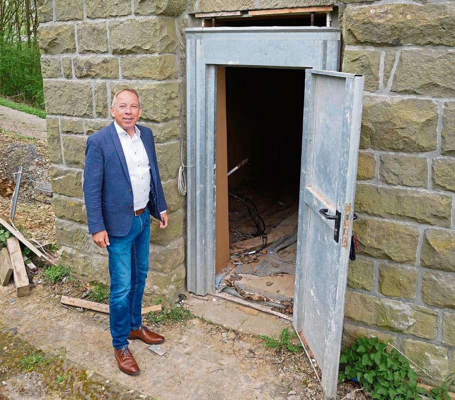 Noch ist es eine Baustelle, aber im Herbst möchte Bernd Lehmann im Mikroapartment im ehemaligen Trafoturm die ersten Gäste empfangen. Fotos: Bsdurek