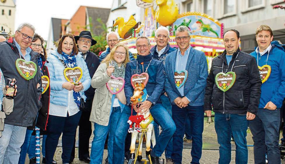Mit dem Karussellpferd vorneweg ging’s quer über die Gösselkirmes. Foto: N. Wissing
