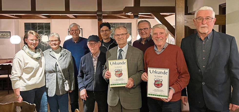 Auch der Vorstand des TuS Anröchte gratulierte den Mitgliedern, die seit vielen Jahren dem Verein die Treue halten: (v.l.) Marika Grude (2. Geschäftsführerin), Magdalene Frisse (50 Jahre), Bernd Schuy (2. Kassierer), Hubert Eickhoff (1. Kassierer), Jürgen Heither (1. Geschäftsführer), Willi Eickhoff (75 Jahre), Wolfgang Schütte (2. Vorsitzender), Hubert Schütte (70 Jahre) und Günter Schmidt (1. Vorsitzender).