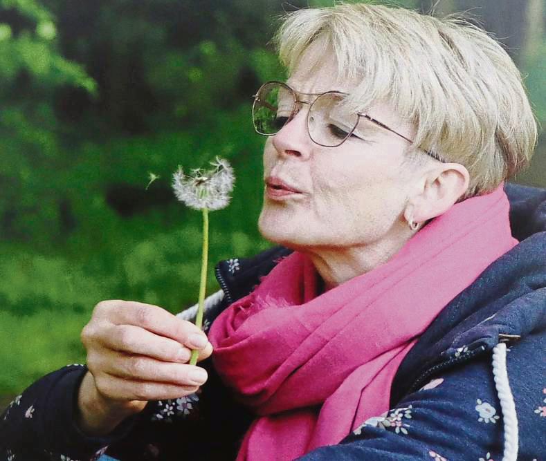 Nur zwei von vielen Gesichtern der Hospiz-Initiative Erwitte-Anröchte: Elke Ruckebier und Karl Heither engagieren sich ehrenamtlich und sind Teil einer Foto-Ausstellung im Anröchter Rathaus. Fotos: Manon von Ikier-Hoppe