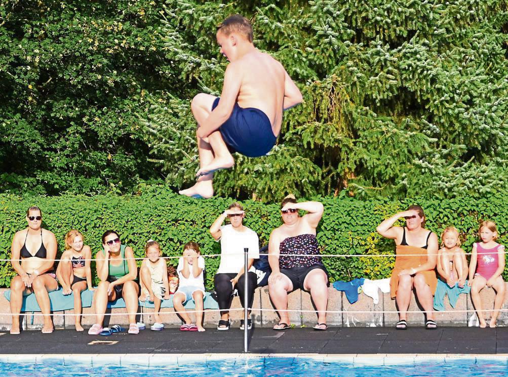 Knie anziehen und ab ins Wasser: Auf diese Weise knallt es beim Arschbomben-Wettbewerb am Besten. Foto: Tuschen