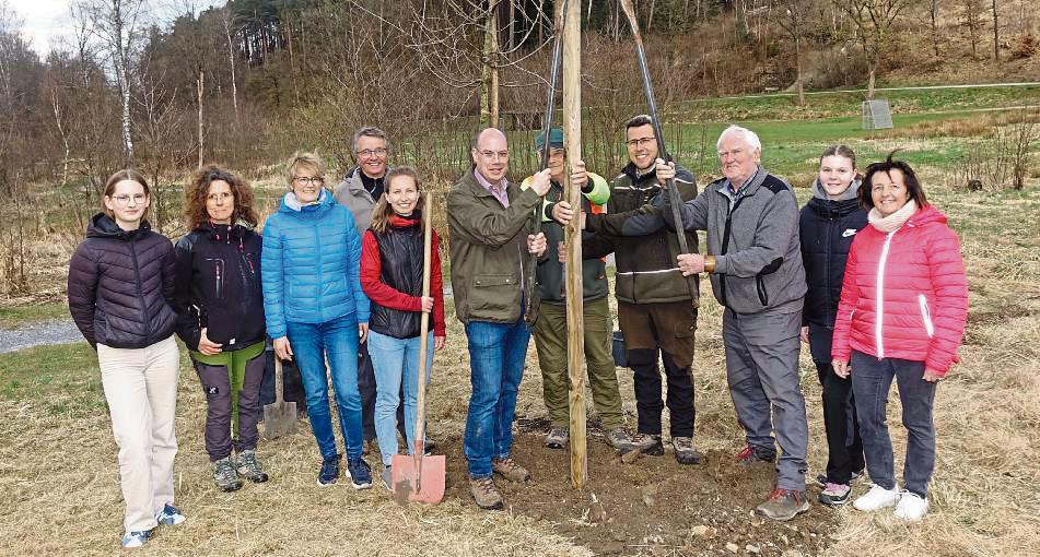 Stadt, Forst und der Förderverein Zukunftswald freuten sich über den einmillionsten Baum.