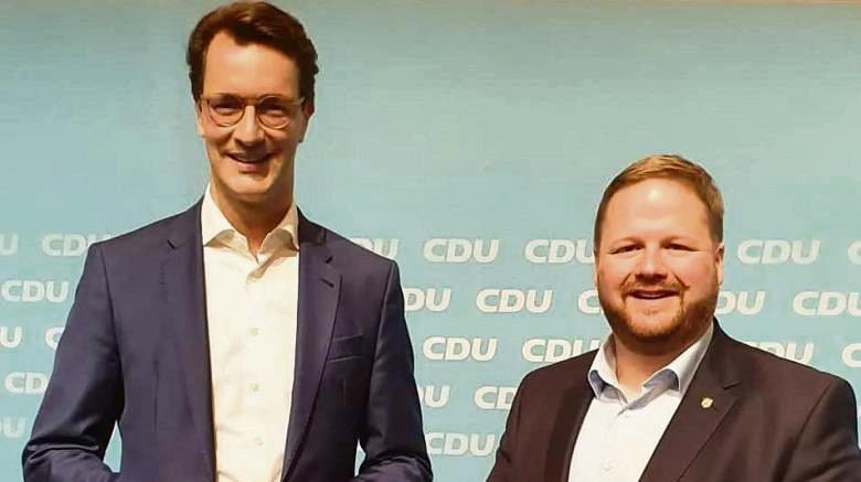 Juristen unter sich: Landesvater Hendrik Wüst (l.) studierte wie Heinrich Frieling, Kreis-Vorsitzender der CDU, Rechtswissenschaften in Münster. Foto: CDU