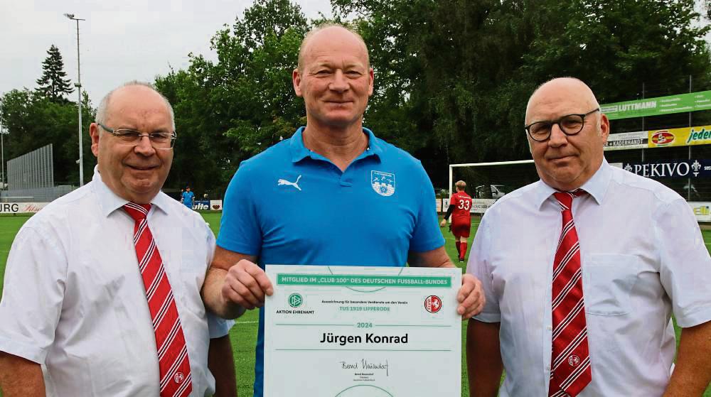 Herzlich Willkommen im Club 100 des DFB. Die Kreisvorstands-Mitglieder Georg Petermeier (l.) und Jürgen Niggemeyer (r.) überreichten Jürgen Konrad vom TuS Lipperode für dessen langjährigen Verdienste die Auszeichnung. Foto: Wiegand