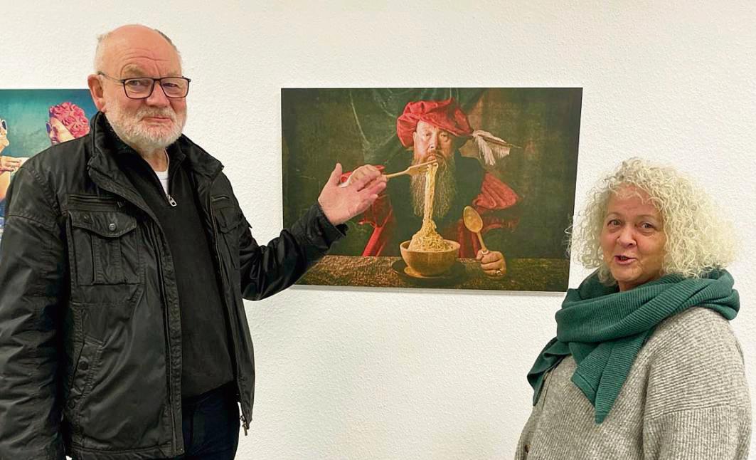 Astrid Kleine-Tebbe und Franz-Josef Laforet zeigen eine Arbeit, die typisch für den hintergründigen Humor der Fotografin ist. Foto: Dierk Hartleb