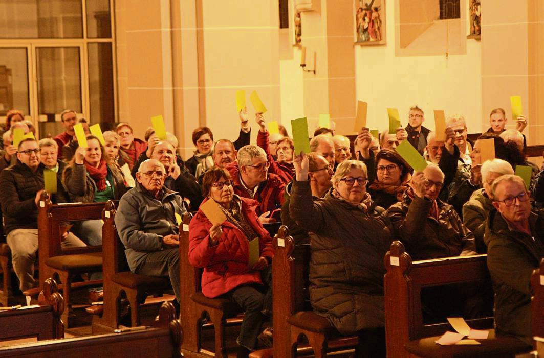 Fast nur grüne und gelbe Ampelkarten: Überraschend viel Zustimmung signalisierten am Mittwochabend in St. Joseph die rund 170 Anwesenden für das Gesamtkonzept. Fotos: Stefan Niggenaber