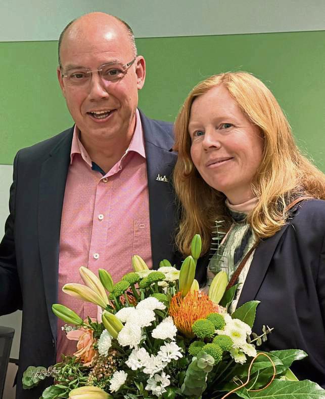 Applaus für Peter Weiken, Blumen und Dankesworte für seine Frau Anke. Rüthens alter und neuer Bürgermeister geht in seine vierte Amtszeit. Foto: Marcel Mund