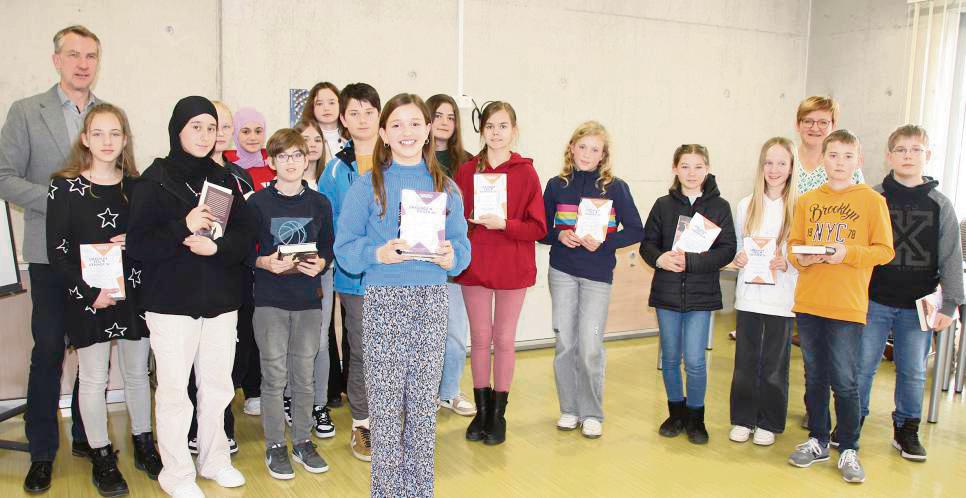 Die aus Drewer stammende Marlen Schiermeister (10. v. l., vorne) hat den Kreisentscheid Soest-Ost des Vorlesewettbewerbs gewonnen und darf nun beim Bezirksentscheid antreten. Foto: Meschede