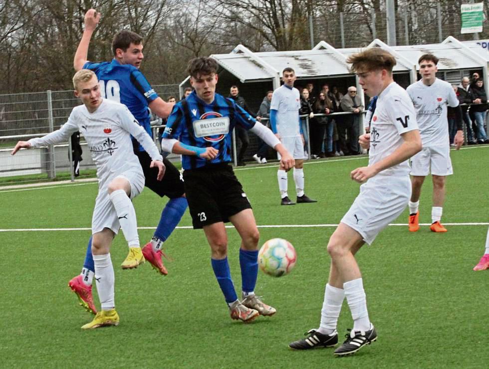 Mit Volldampf rauscht der TuS-Express weiter durch die Liga. So festigten die Lipperoder A-Junioren (in Weiß) mit einem souveränen 5:0-Heimsieg gegen die JSG Mönninghausen ihre Tabellenführung. Foto: Dannhausen