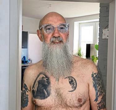 Michael Herting trägt Musik auf der Brust: Johnny Winter (l.), Dead-Moon-Logo (r.).