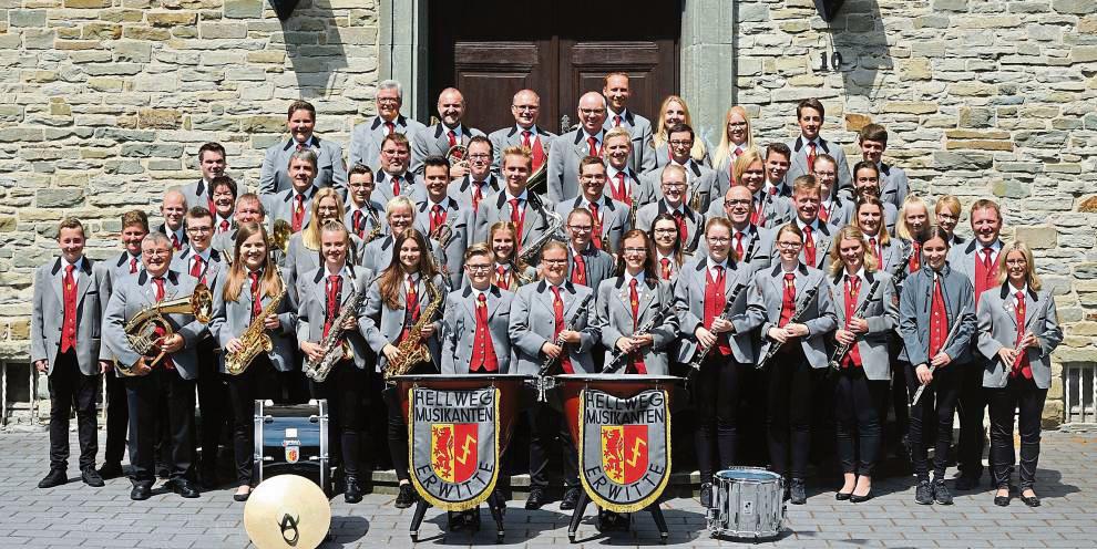 Die Hellwegmusikanten Erwitte bereiten sich derzeit intensiv auf das Konzert vor. Außerdem wirken an der Aufführung das Tambourcorps und der DJK-Fanfarenzug Erwitte mit.