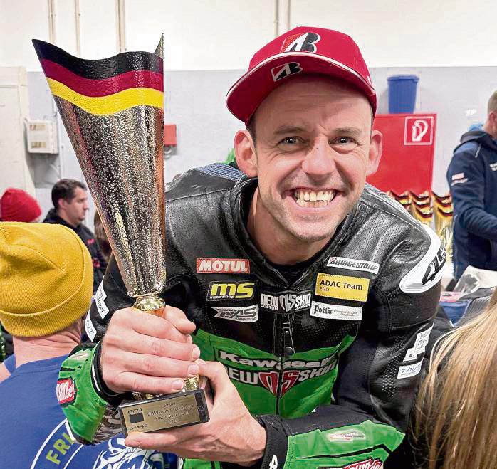 Da ist das Ding! Martin Köhler, Motorrad-Rennfahrer aus Schmerlecke, und das Team 77 setzten in Oschersleben zur Triumphfahrt an und verteidigten den Titel in ihrer Klasse.