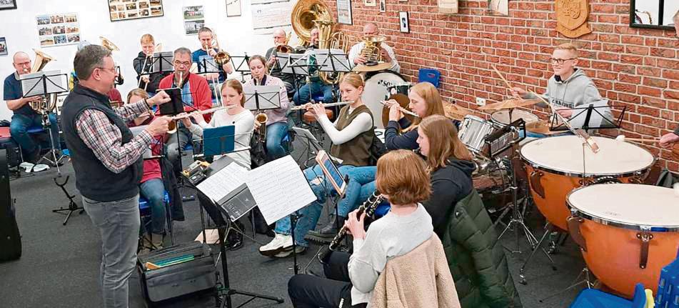 Die Musiker proben jede Woche, damit beim Frühlingskonzert jeder Ton sitzt.