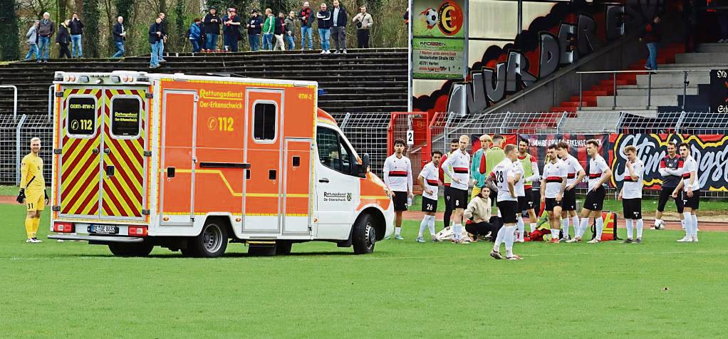 Fast 20 Minuten war das Spiel in Ekenschwick unterbrochen. Lippstadts Justus Meier verletzte sich in einem Luftkampf schwer und musste mit dem Rettungswagen ins Krankenhaus gebracht werden.