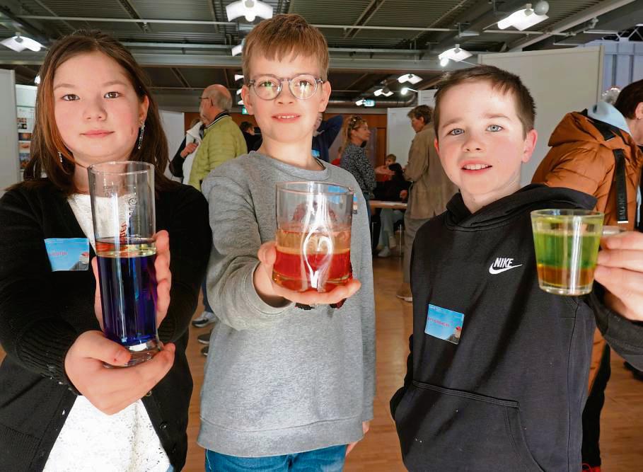 Lavalampe, selbst gemacht: Jessica Reuter (11), Jannis Krane (11) und Mats Dirksmeier (10) vom Geseker Antonianum. Fotos: Vielberg